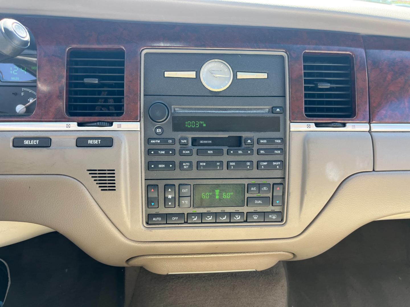 2004 green /TAN Lincoln Town Car Signature (1LNHM81W84Y) with an 4.6L V8 SOHC 16V engine, 4-Speed Automatic Overdrive transmission, located at 14700 Tomball Parkway 249, Houston, TX, 77086, (281) 444-2200, 29.928619, -95.504074 - Photo#13